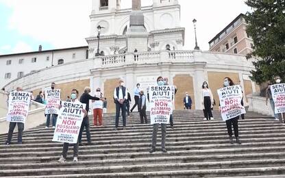 Coronavirus Roma, flash mob commercianti a Trinità dei Monti. VIDEO