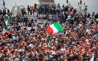 Protest movement of the Orange Gilet during the demonstration on the Italian Feast of Republic in Rome, 2 June 2020. ANSA/CLAUDIO PERI