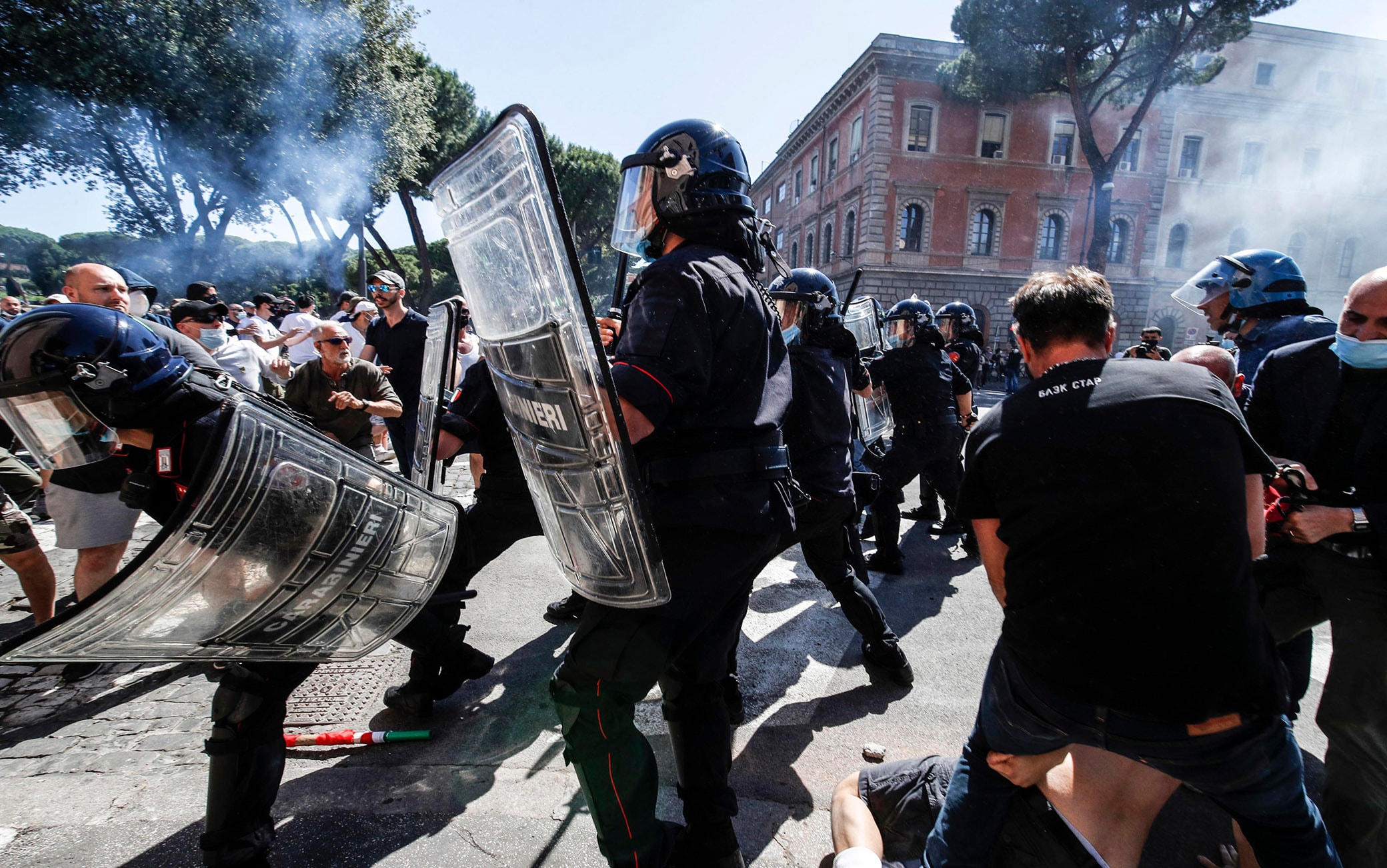 Momenti di tensione durante la manifestazione di Forza Nuova e gruppi di ultrà al Circo Massimo a Roma, 6 giugno 2020. ANSA/GIUSEPPE LAMI