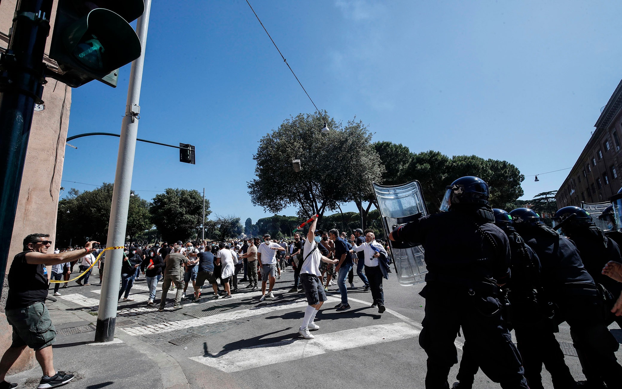 Momenti di tensione durante la manifestazione di Forza Nuova e gruppi di ultrà al Circo Massimo a Roma, 6 giugno 2020. ANSA/GIUSEPPE LAMI