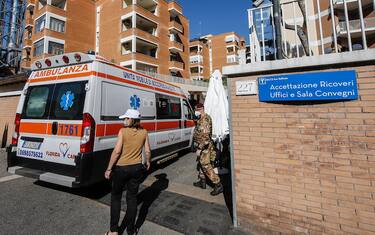 Un' ambulanza entra nell'IRCCS San Raffaele alla Pisana, dove gli ingressi sono controllati dai militari dopo che e' stata disposta la chiusura della struttura con cordone sanitario a seguito di casi positivi al COVID-19, Roma 6 giugno 2020. ANSA/FABIO FRUSTACI