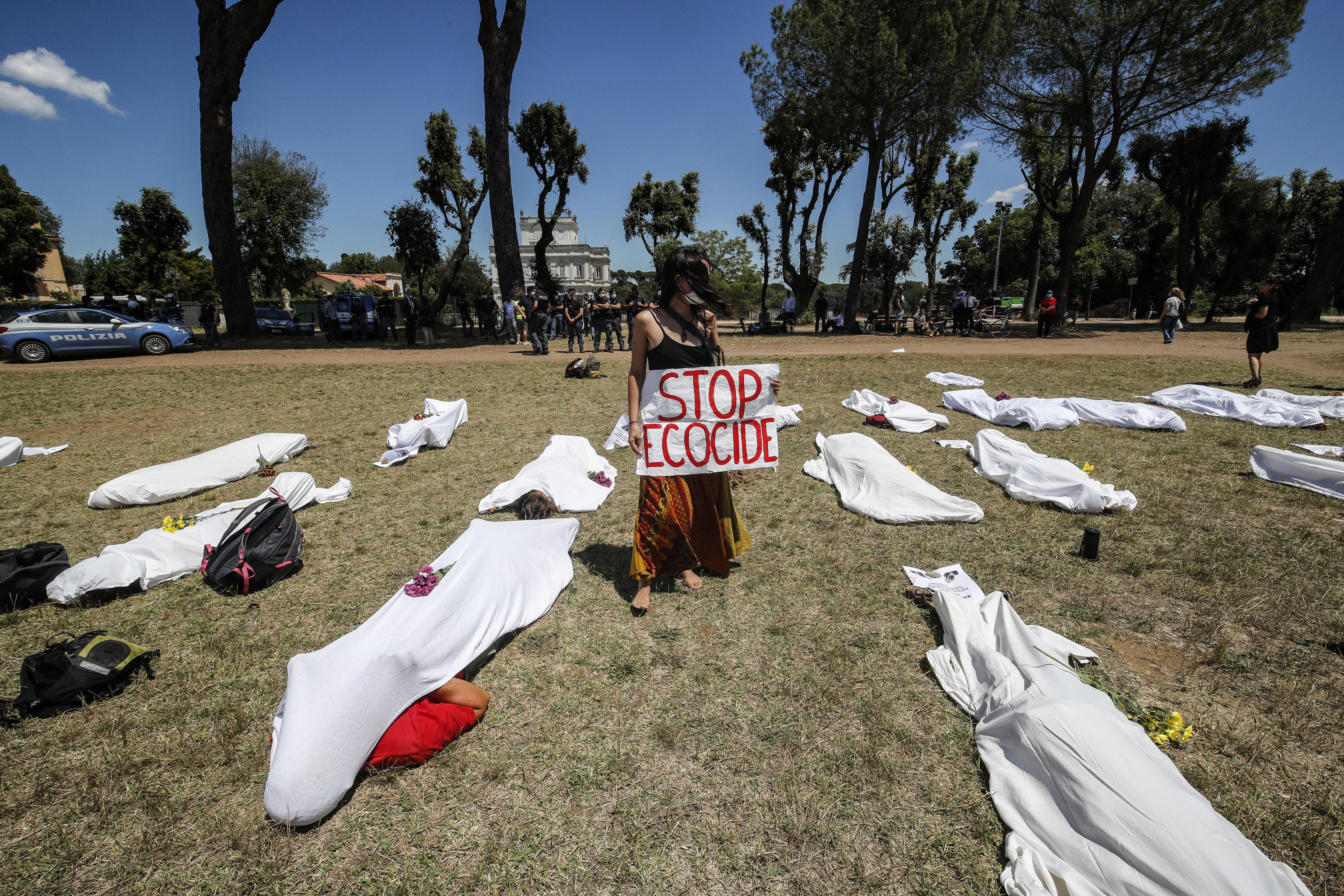 La protesta Silent demonstration "Extinction Rebellion" in front of the 'Casino del Bel Respiro' where Italy's States-General of the Economy take place inside Villa Doria Pamphilj, Rome, Italy, 20 June 2020. ANSA/GIUSEPPE LAMI