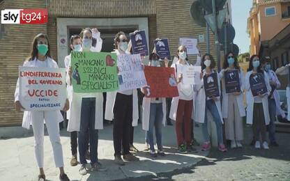 Roma, protesta dei giovani medici sotto sede ministero Salute. VIDEO