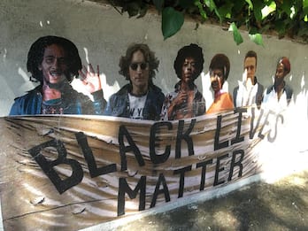 Roma, murales con star del rock dietro striscione Black Lives Matter