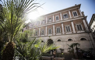 Finestre chiuse a palazzo Grazioli in previsione del trasloco dalla residenza romani di Silvio Berlusconi, Roma, 30 agosto 2016. ANSA/ANGELO CARCONI