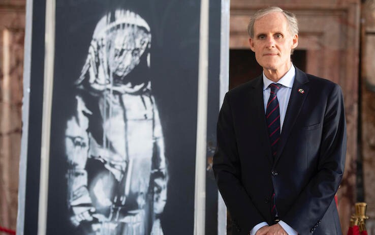 L'ambasciatore francese a Roma, Christian Masset, insieme al dipinto