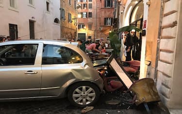 Incidente a Roma, auto contro ristorante: un bambino tra i feriti