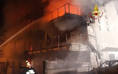 Montalto di Castro, incendio in un hotel: distrutta metà struttura