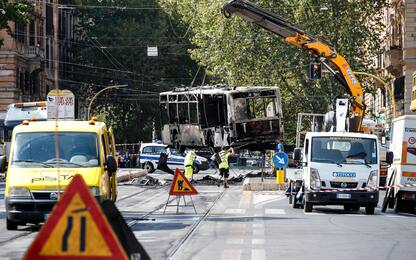 Incendio a due bus a Roma: accertamenti in corso