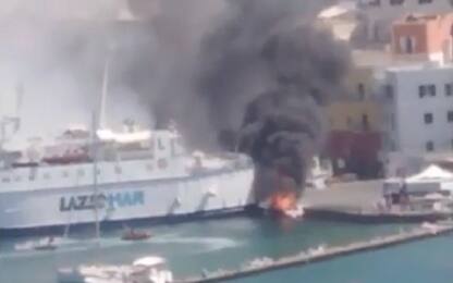 Ponza, esplode una barca nel porto: tre feriti lievi