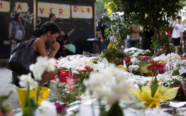 Fiori e lettere in piazza Italia il luogo dove nel corso di un pestaggio è stato ucciso Willy Monteiro Duarte, Colleferro, 09 settembre 2020.
ANSA/MASSIMO PERCOSSI