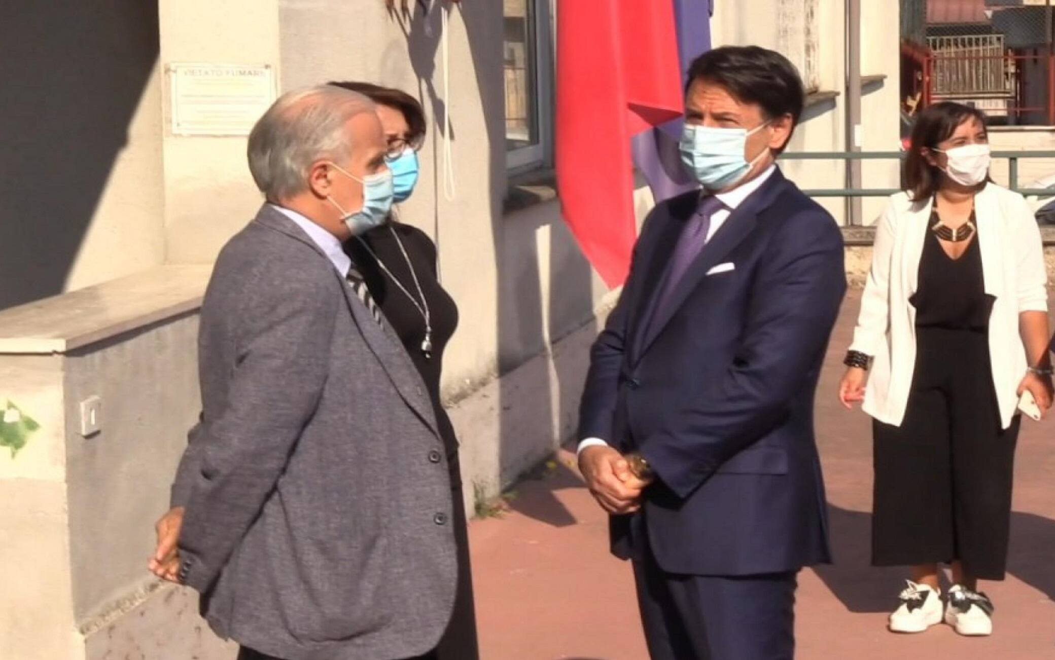 Un fermo immagine tratto da un video di Alenews mostra la visita a sorpresa del premier Giuseppe Conte in una scuola della periferia di Roma, 17 settembre 2020.ANSA/ALANEWS