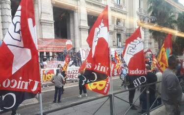 Un momento della manifestazione studentesca all'esterno della sede del Ministero dell'Istruzione, Roma, 25 Settembre 2020. ANSA/LUCA LAVIOLA