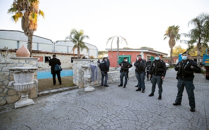 Roma, iniziata demolizione villette Casamonica. Raggi: "Lo Stato c'è"