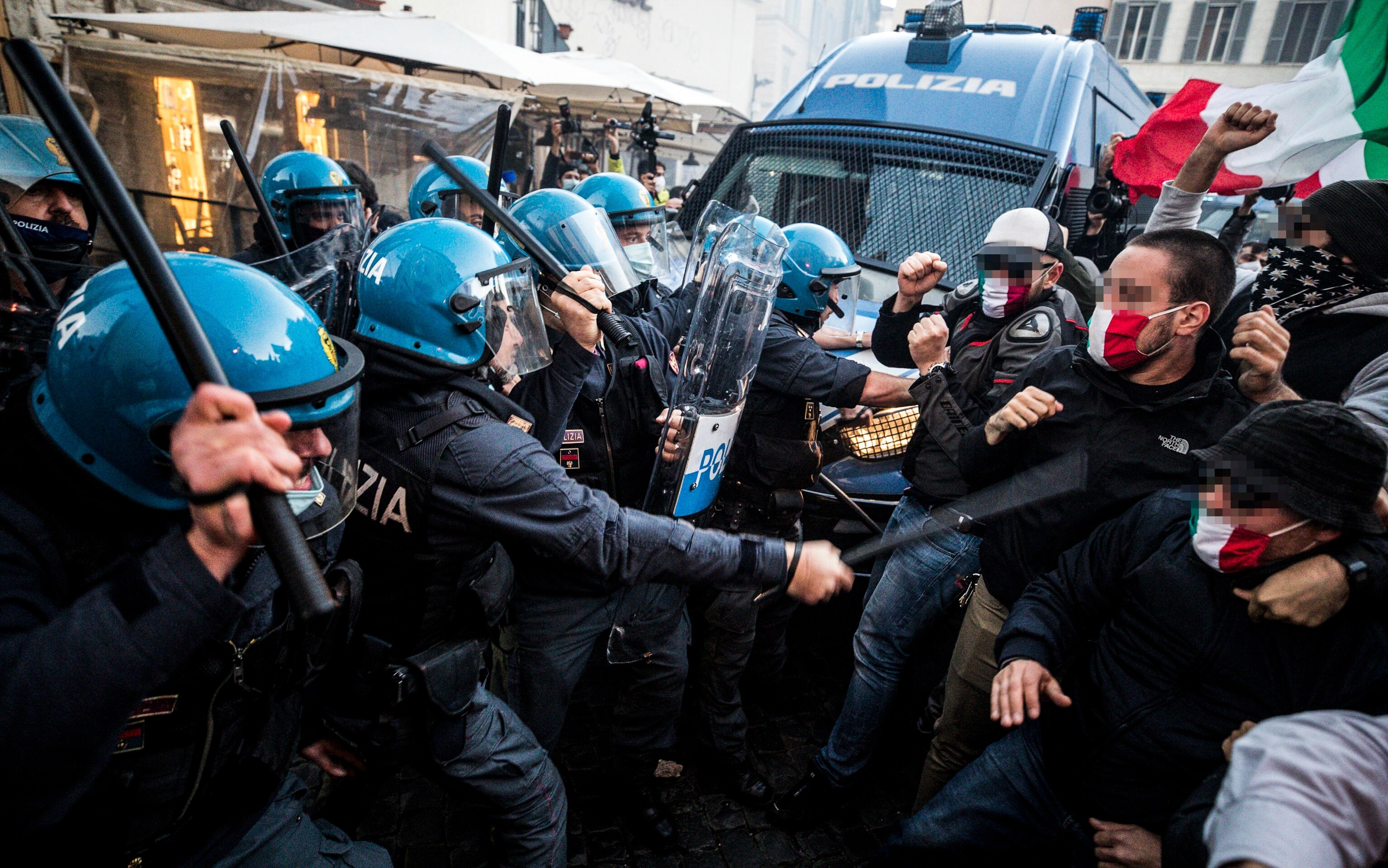 Covid, sit-in a Roma contro chiusure: scontri tra manifestanti e polizia.  VIDEO | Sky TG24