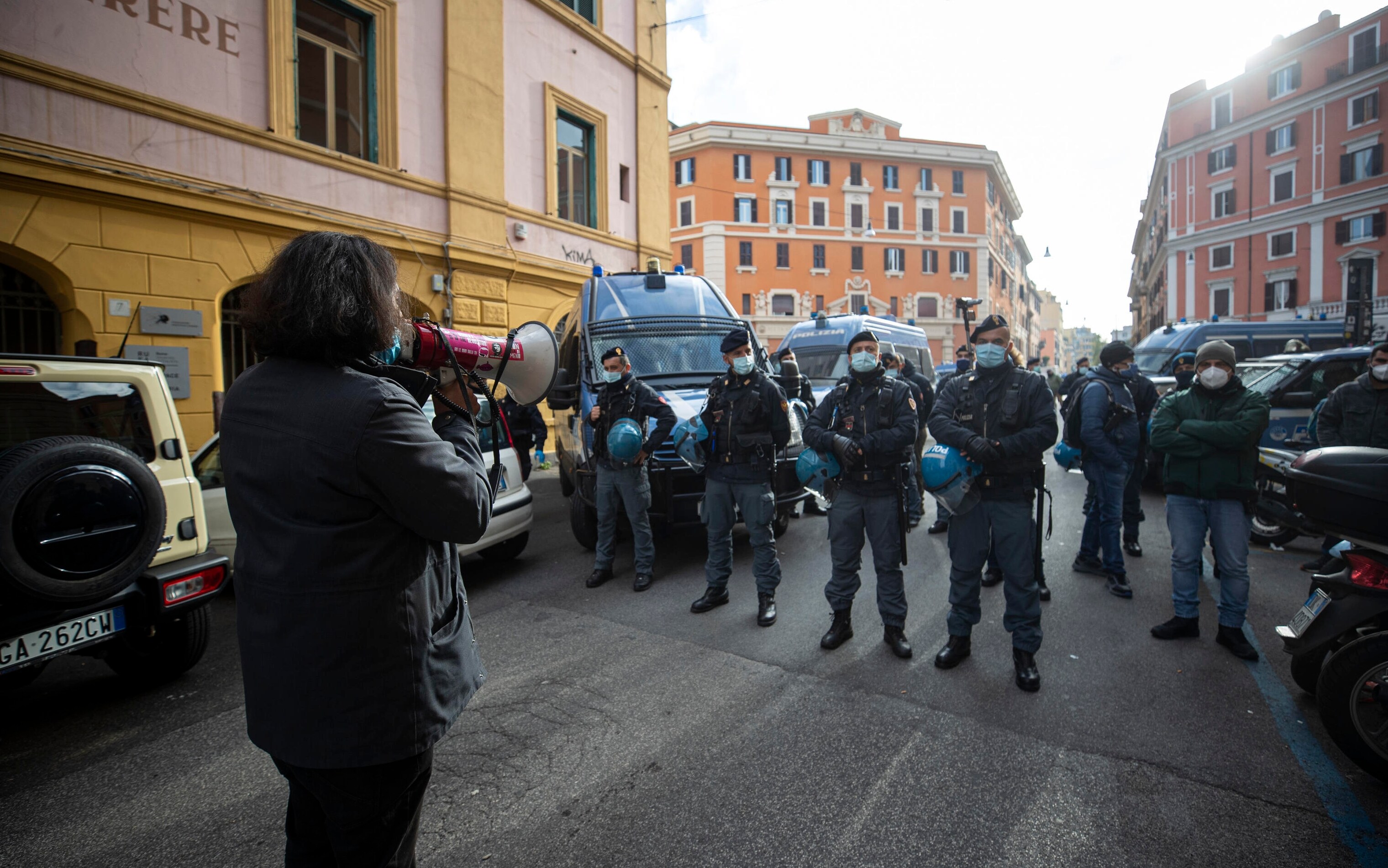 Un momento dello sgombero del Nuovo Cinema Palazzo