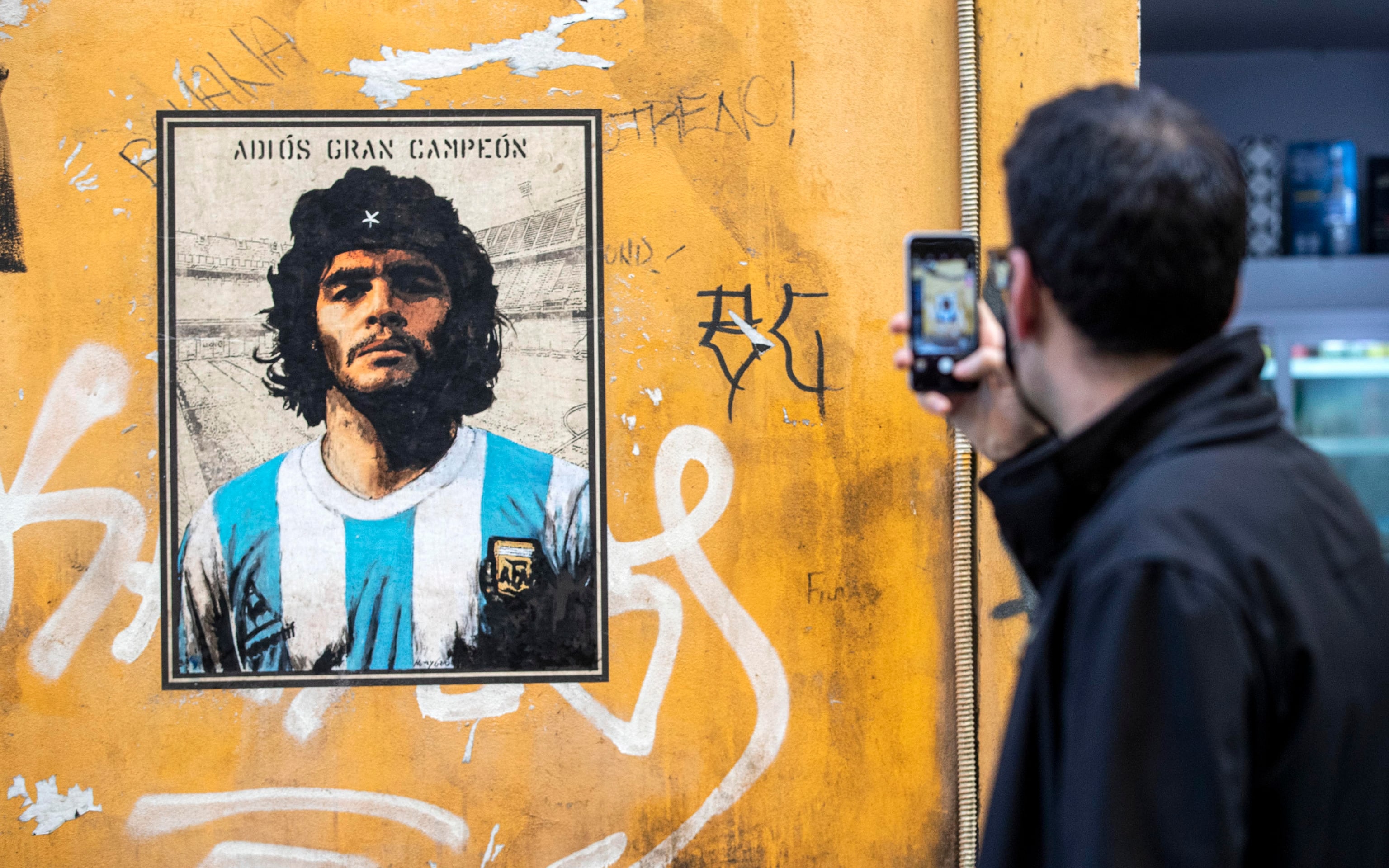 Il murales dedicato a Maradona Mural dedicated to Diego Armando Maradona, in via del Politeama in the Trastevere district of Rome, 26 November 2020. The soccer legend died on 25 November at the age of 60 after a heart attack.
ANSA/MASSIMO PERCOSSI