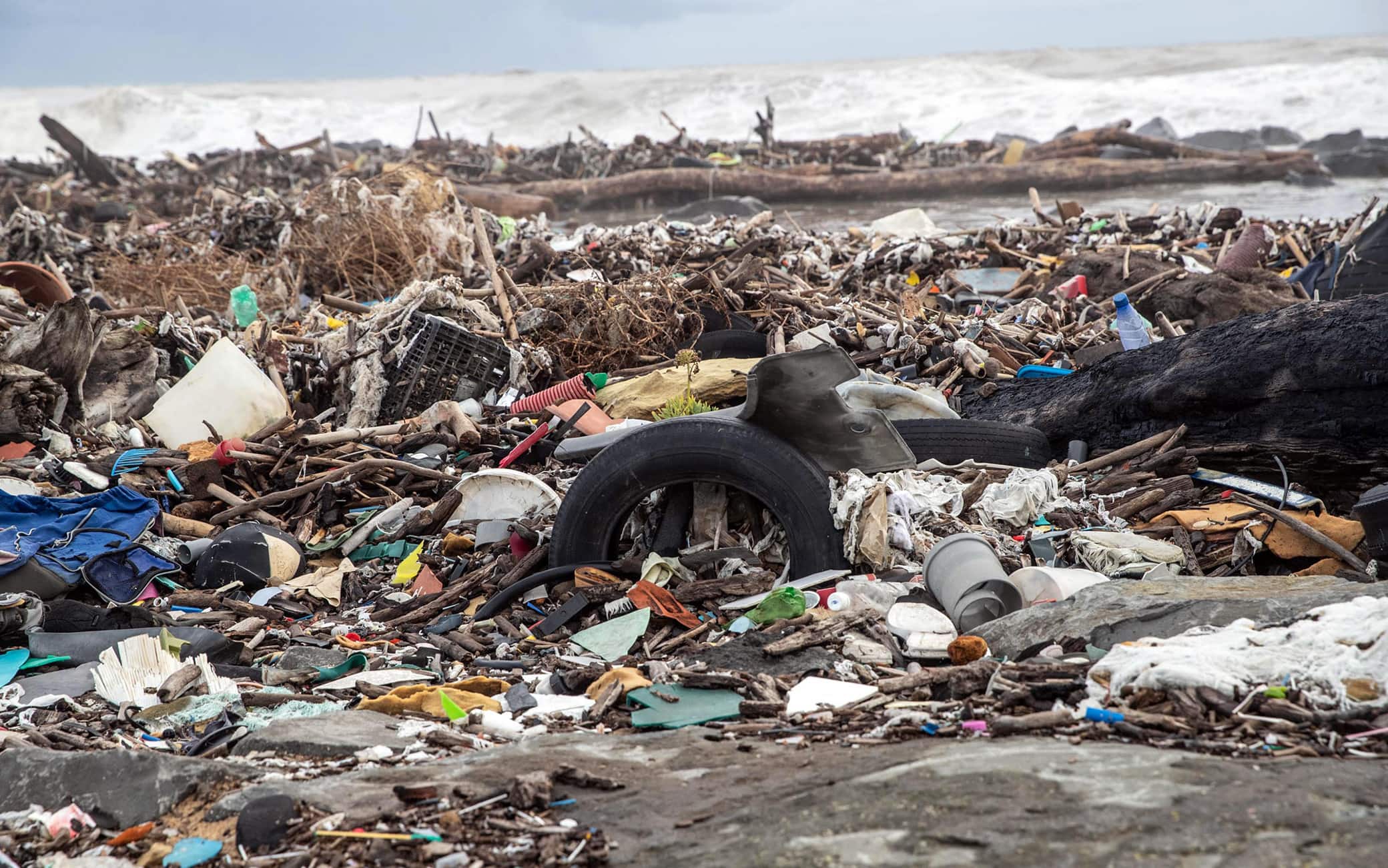 Plastica e detriti alla foce del fiume Tevere, Fiumicino, 08 dicembre 2020. ANSA/Emanuele valeri