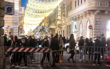 Via del Corso nel Centro di Roma chiusa per la folla dello shopping del sabato pomeriggio, 19 dicembre 2020. ANSA/CLAUDIO PERI