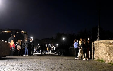 Nightlife in the Ponte Milvio district in Rome, Italy, amid the Coronavirus Covid-19 pandemic, 17 October 2020 (issued on 18 October  2020). The COVID-19 pandemic is in an "acute phase" in Italy, according to the latest weekly monitoring report of the coronavirus by the Italian Higher Health Institute (ISS) and the Italian Health Ministry. 
ANSA/RICCARDO ANTIMIANI