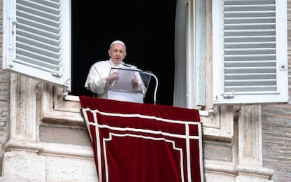 Papa Francesco: "Mediterraneo è grande cimitero, basta indifferenza"
