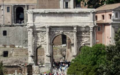 Roma, Colosseo: arco Settimio Severo pulito con batteri