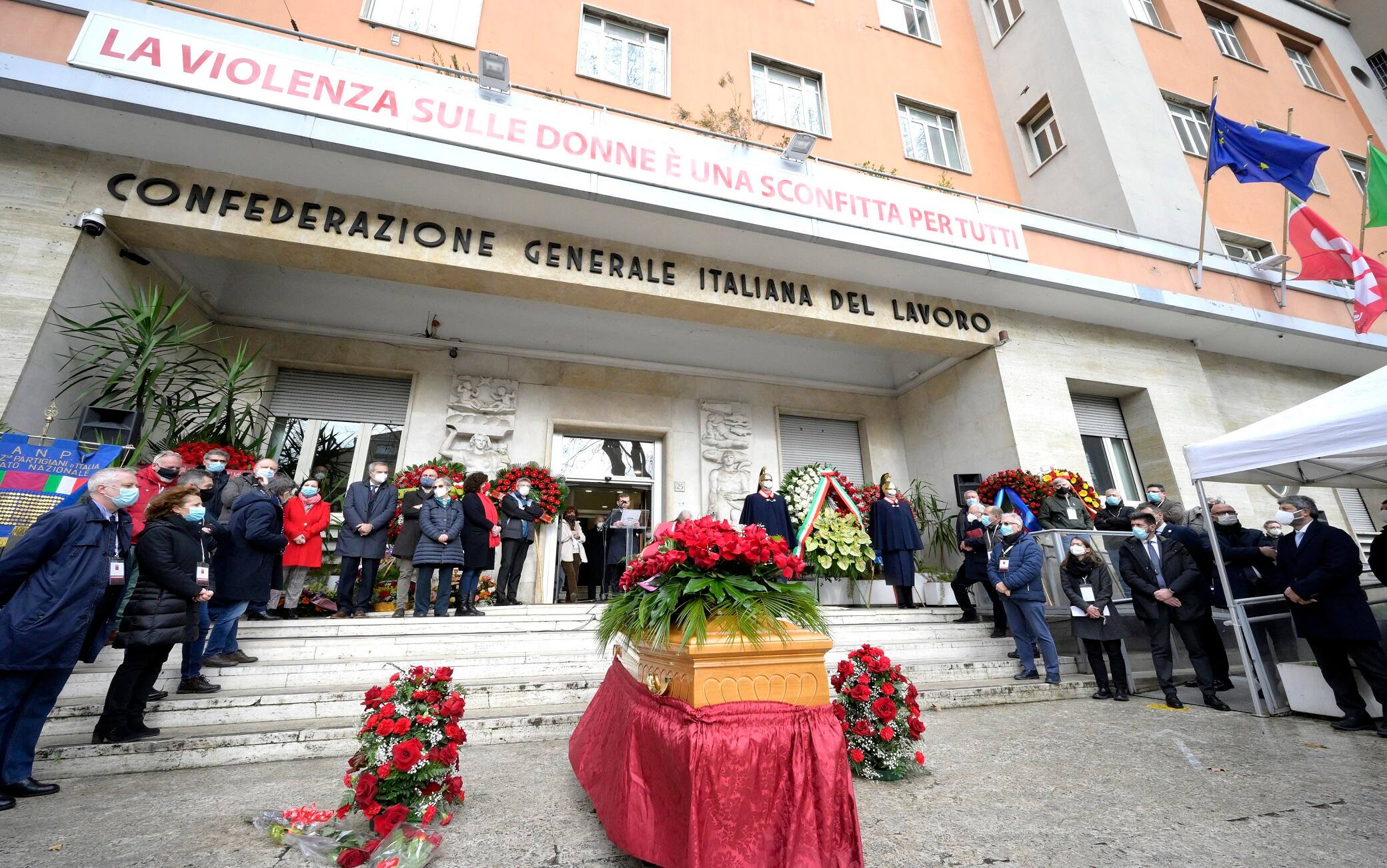 Un momento dei funerali di Emanuele Macaluso presso la sede della CGIL a Roma, 21 gennaio 2021. ANSA/CLAUDIO PERI