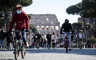 Alcune persone camminano a via Fori Imperiali. Roma, 14 febbraio 2021
ANSA/MASSIMO PERCOSSI
