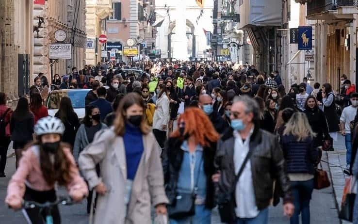 Folla in centro a Roma