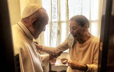 Pope Francis during a visit to Mrs. Edith Bruck, a poetess, a Holocaust survivor, at her home in Rome, Italy, 20 February 2021. "The conversation with the Pope retraced those moments of light which marked the experience of the hell of the concentration camps and evoked fears and hopes for the time we live in, underlining the value of memory and the role of the elderly in cultivate it and pass it on to the youngest ", explains the director of the Vatican Press Office, Matteo Bruni. After about an hour, "Pope Francis and Mrs. Bruck said goodbye and the Pope returned to the Vatican".ANSA/VATICAN MEDIA
+++ ANSA PROVIDES ACCESS TO THIS HANDOUT PHOTO TO BE USED SOLELY TO ILLUSTRATE NEWS REPORTING OR COMMENTARY ON THE FACTS OR EVENTS DEPICTED IN THIS IMAGE; NO ARCHIVING; NO LICENSING +++