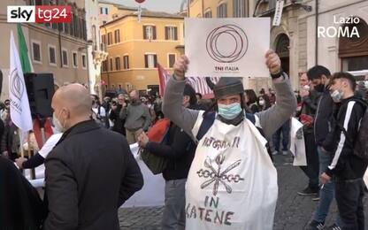 Covid Roma, protesta dei ristoratori in piazza Montecitorio. Video