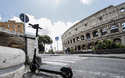 “Roma invasa dai monopattini”, la denuncia della Cnn