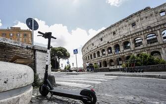 Un monopattino parcheggiato davanti al Colosseo, Roma 8 giugno 2020. ANSA/FABIO FRUSTACI
