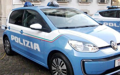 Napoli, sfondano vetrina di una pizzeria con un'ambulanza rubata