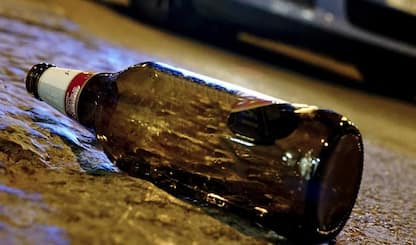 Roma, ferisce 23enne con coccio bottiglia durante lite: arrestato