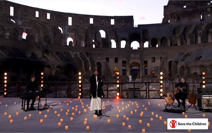 il Colosseo deserto per spezzare il silenzio sui bambini vittime della guerra in Siria Il Colosseo deserto, le note e le parole del brano "Promettimi" che squarciano il silenzio che "sembrano voler strappare una promessa ad un'opinione pubblica troppo spesso assente: quella di non dimenticare i bambini della Siria, di non voltarsi dall'altra parte di fronte alle conseguenze della guerra sulla loro vita e sul loro futuro. A 10 anni dall'inizio del conflitto, l'Ambasciatrice di Save the Children al fianco dell'Organizzazione, lancia un messaggio per tenere alta l'attenzione sulle conseguenze del conflitto: solo nel 2020 1.454 bambini uccisi o rimasti feriti; più di 2 milioni di minori senza scuola nel Paese, e oltre 6 milioni a rischio fame, in uno scenario aggravato dalla pandemia.
ANSA/ UFFICIO STAMPA SAVE THE CHILDREN
+++ ANSA PROVIDES ACCESS TO THIS HANDOUT PHOTO TO BE USED SOLELY TO ILLUSTRATE NEWS REPORTING OR COMMENTARY ON THE FACTS OR EVENTS DEPICTED IN THIS IMAGE; NO ARCHIVING; NO LICENSING +++