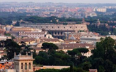 2003078 - ROMA - ROMA VISTA DALL'ALTO DI UN MEGA AEROSTATO- Una veduta di Roma, con il Colosseo, dall'alto dell'aerostato 'Aerophile' , il piu' grande pallone vincolato del mondo, con un diametro di 22 metri, installato a Villa Borghese, per festeggiarne il centenario. DE RENZIS / ANSA/ KLD