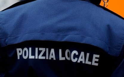 Roma, baffi finti e parrucca per rubare nei negozi: arrestato