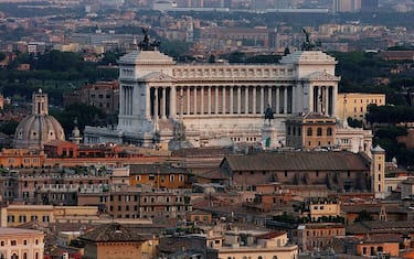 2003078 - ROMA - ROMA VISTA DALL'ALTO DI UN MEGA AEROSTATO- Una veduta di Roma, con l' Altare della Patria, dall'alto dell'aerostato 'Aerophile' , il piu' grande pallone vincolato del mondo, con un diametro di 22 metri, installato a Villa Borghese, per festeggiarne il centenario. DE RENZIS / ANSA/ KLD