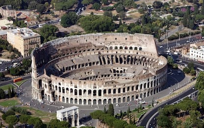 Incide le proprie iniziali sul muro del Colosseo, denunciata turista