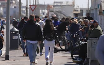 People enjoy sunny day and relax during the last weekend in the red zone, in Ostia, near Rome, Italy, 28 March 2021. Lazio region will return to the orange zone from 30 March. ANSA/EMANUELE VALERI