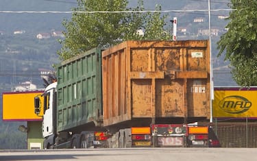 Un camion davanti alla discarica ''Mad'' sequestrata per presunto smaltimento di rifiuti tossici non autorizzati, Roccasecca (Frosinone), 12 luglio 2010.  
ANSA/MASSIMO PERCOSSI/GID