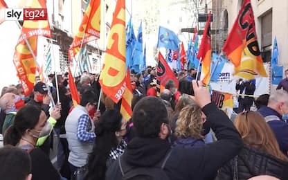 Covid Roma, manifestazione lavoratori Alitalia davanti al Mise. VIDEO