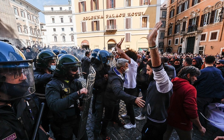Tensione tra polizia e manifestanti
