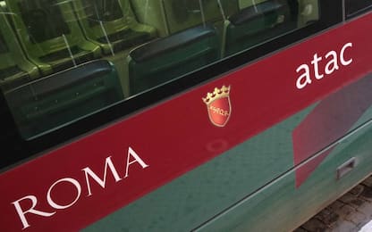 Roma, principio incendio su bus Atac: mezzo in servizio da 18 anni