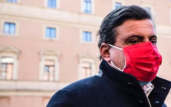 Il  leader di AzioneCarlo Calenda partecipa alla manifestazione "Uomini contro la violenza di genere con la mascherina rossa" in piazza San Silvestro, Roma, 4 marzo 2021. ANSA/ANGELO CARCONI