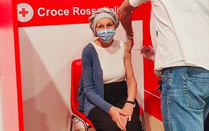 Covid, Emma Bonino si vaccina a Roma: “Proteggiamo noi e gli altri”