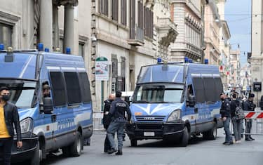 Presidi delle forze impegnate nell’ordine pubblico a prevenzione della manifestazione non autorizzata prevista nel pomeriggio nel centro di Roma, 12 aprile 2021. ANSA/CLAUDIO PERI