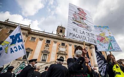 Roma, protesta dei lavoratori Alitalia: bloccata piazza Venezia. VIDEO