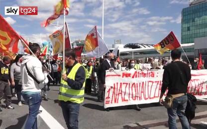 Alitalia, manifestazione dei lavoratori all'aeroporto di Fiumicino